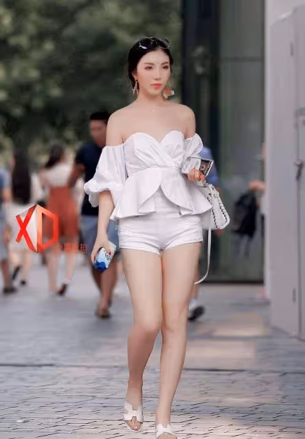 街拍美女知性賢淑的小妹妹，稱得上是冰肌玉骨了