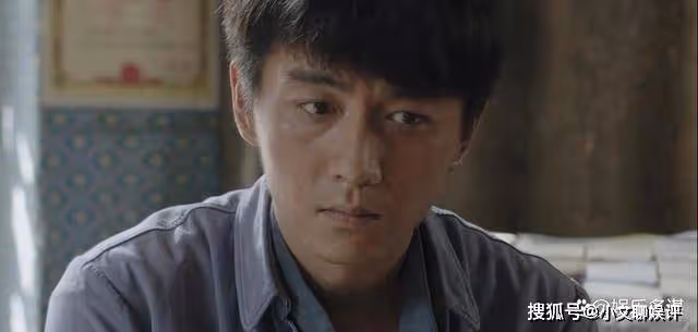 《人生之路》全劇最解氣一幕，高明樓下跪求原諒，被高加林一腳踹飛