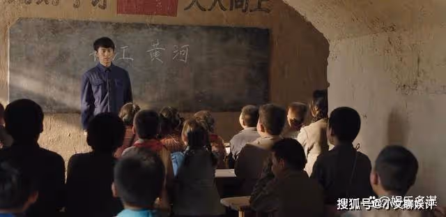 《人生之路》全劇最解氣一幕，高明樓下跪求原諒，被高加林一腳踹飛