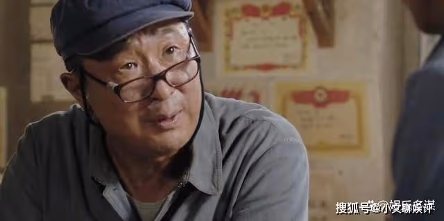 《人生之路》全劇最解氣一幕，高明樓下跪求原諒，被高加林一腳踹飛