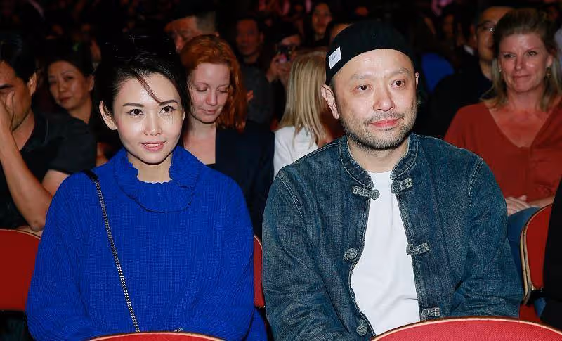 邱淑貞氣質真不錯，藍色襯衫配黑裙簡潔知性有氣場，哪像52歲的人