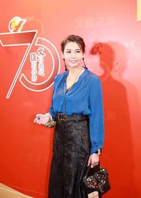 邱淑貞氣質真不錯，藍色襯衫配黑裙簡潔知性有氣場，哪像52歲的人