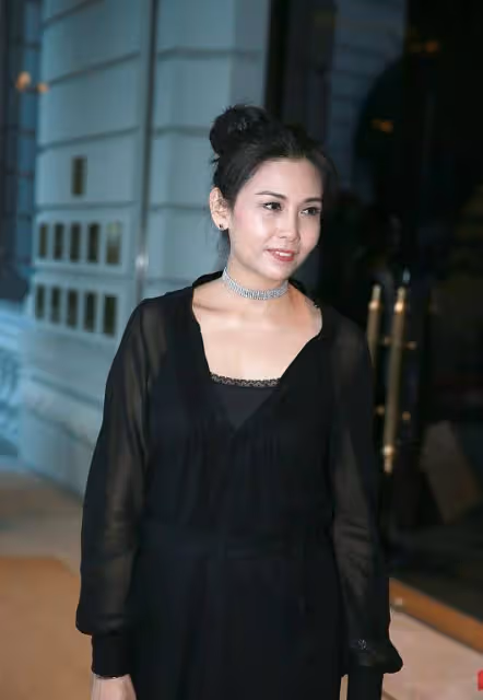邱淑貞氣質真不錯，藍色襯衫配黑裙簡潔知性有氣場，哪像52歲的人