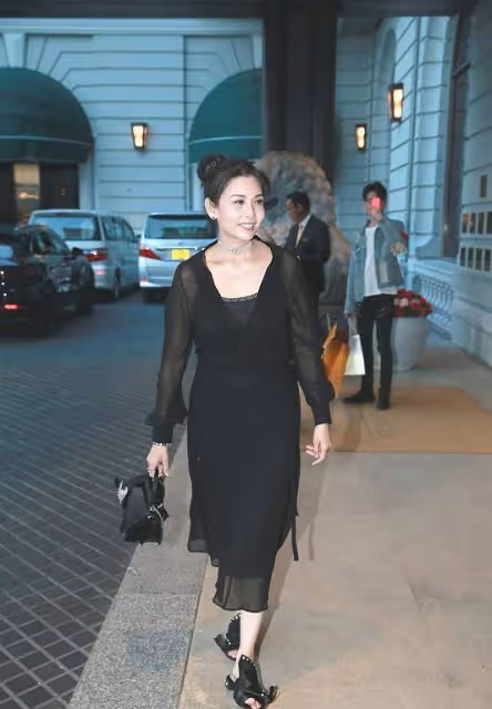 邱淑貞氣質真不錯，藍色襯衫配黑裙簡潔知性有氣場，哪像52歲的人