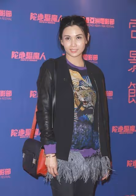 邱淑貞氣質真不錯，藍色襯衫配黑裙簡潔知性有氣場，哪像52歲的人