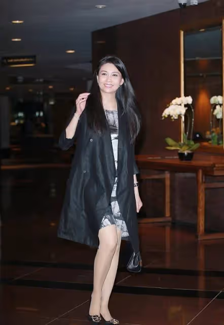 邱淑貞氣質真不錯，藍色襯衫配黑裙簡潔知性有氣場，哪像52歲的人