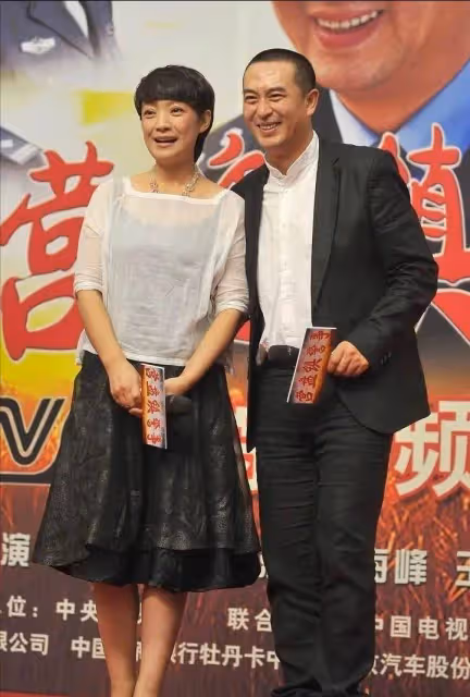 張嘉譯「金屋藏嬌」的老婆原來是她，穿弔帶裙氣質淡雅顯年輕