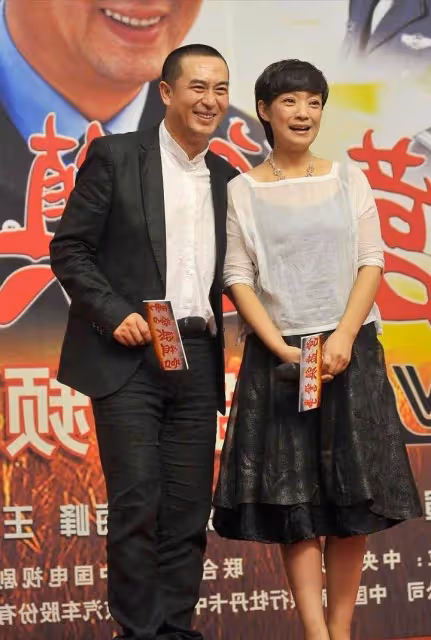 張嘉譯「金屋藏嬌」的老婆原來是她，穿弔帶裙氣質淡雅顯年輕