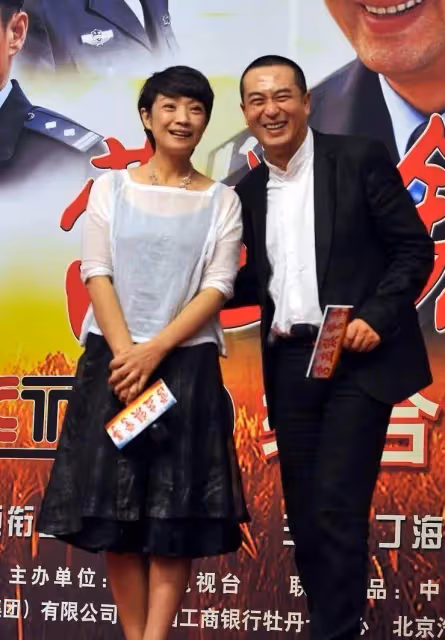 張嘉譯「金屋藏嬌」的老婆原來是她，穿弔帶裙氣質淡雅顯年輕