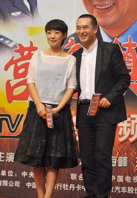 張嘉譯「金屋藏嬌」的老婆原來是她，穿弔帶裙氣質淡雅顯年輕