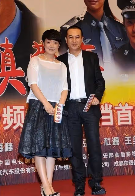 張嘉譯「金屋藏嬌」的老婆原來是她，穿弔帶裙氣質淡雅顯年輕