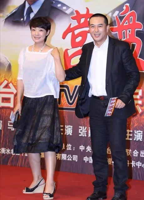 張嘉譯「金屋藏嬌」的老婆原來是她，穿弔帶裙氣質淡雅顯年輕