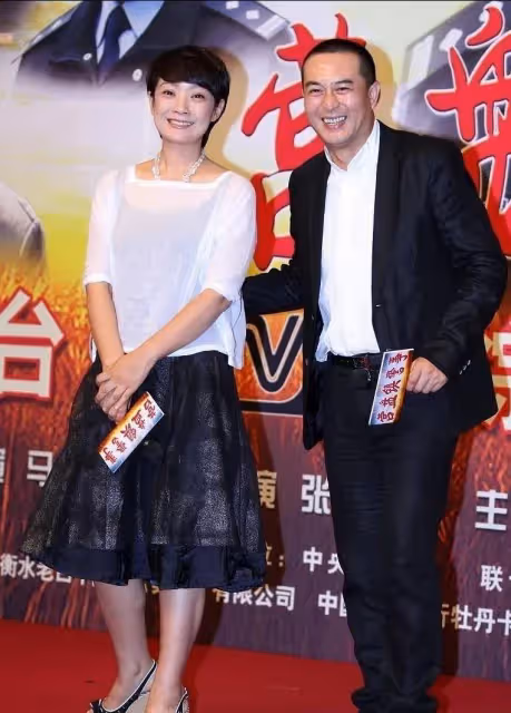 張嘉譯「金屋藏嬌」的老婆原來是她，穿弔帶裙氣質淡雅顯年輕