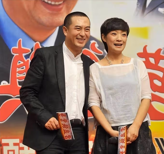 張嘉譯「金屋藏嬌」的老婆原來是她，穿弔帶裙氣質淡雅顯年輕