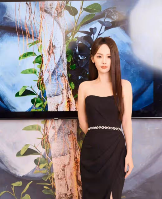 張嘉倪逛「兔」展造型驚艷，一襲黑色抹胸開叉長裙，優雅女神范