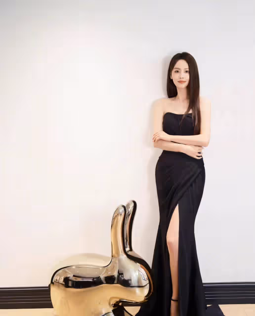張嘉倪逛「兔」展造型驚艷，一襲黑色抹胸開叉長裙，優雅女神范