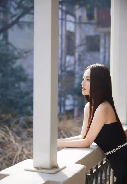 張嘉倪逛「兔」展造型驚艷，一襲黑色抹胸開叉長裙，優雅女神范
