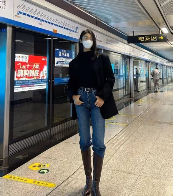別再露腳踝了，最近流行「靴子裹褲子」，瞧潮人這樣穿多洋氣顯瘦
