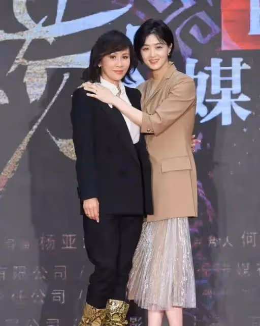 劉嘉玲跟蔣欣同台穿西裝輸慘，一個褲子五五身材一個紗紗裙太仙女