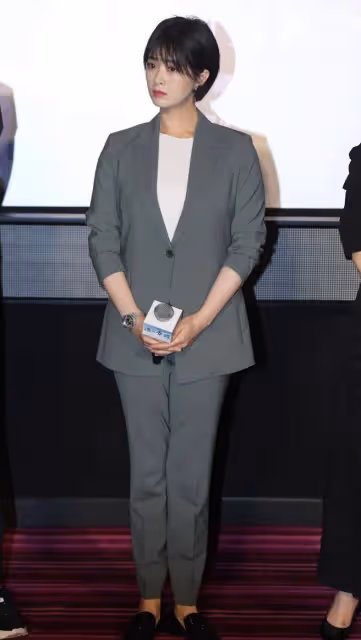 劉嘉玲跟蔣欣同台穿西裝輸慘，一個褲子五五身材一個紗紗裙太仙女