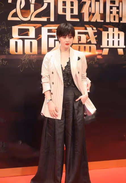 劉嘉玲跟蔣欣同台穿西裝輸慘，一個褲子五五身材一個紗紗裙太仙女