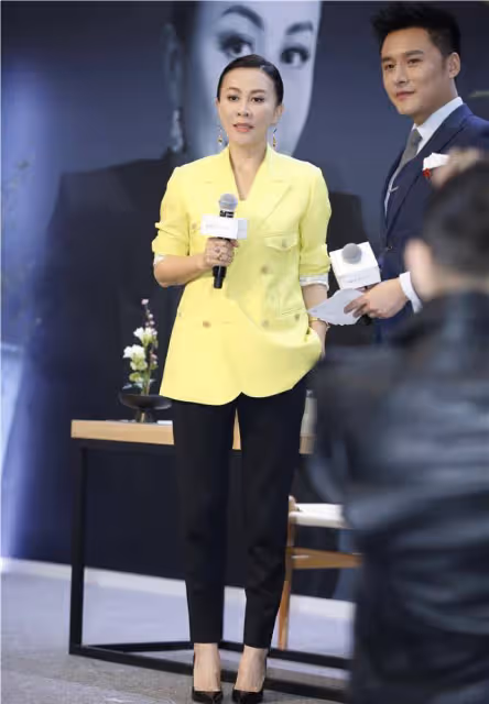 劉嘉玲跟蔣欣同台穿西裝輸慘，一個褲子五五身材一個紗紗裙太仙女