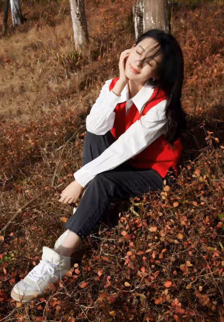 李沁穿紅色刺繡小兔背心內搭白襯衫配牛仔褲，新年氛圍拉滿