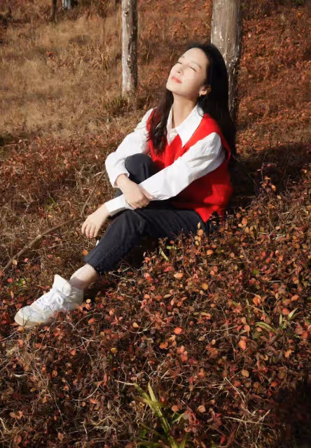 李沁穿紅色刺繡小兔背心內搭白襯衫配牛仔褲，新年氛圍拉滿