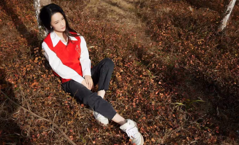 李沁穿紅色刺繡小兔背心內搭白襯衫配牛仔褲，新年氛圍拉滿