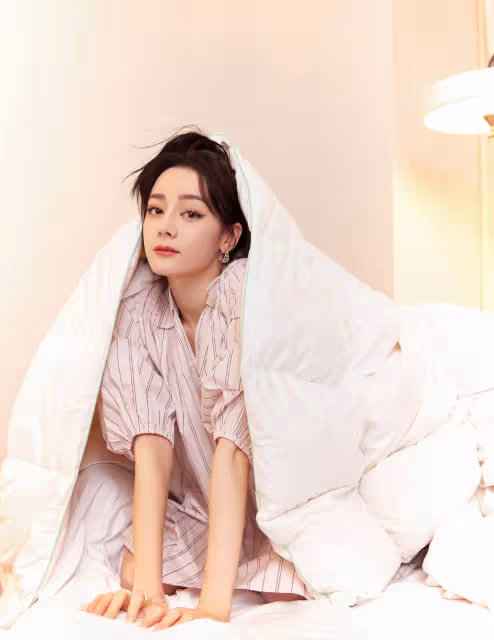 迪麗熱巴裹著被子拍照，穿襯衫裙大長腿搶鏡，慵懶氣質好迷人