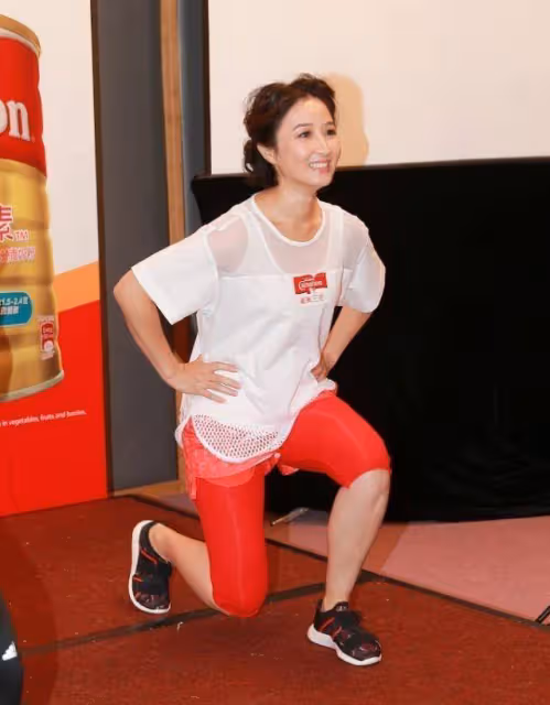 張家輝妻子很會吸引眼球，把騎行褲穿在短褲裡面，雖顯矮卻挺時髦