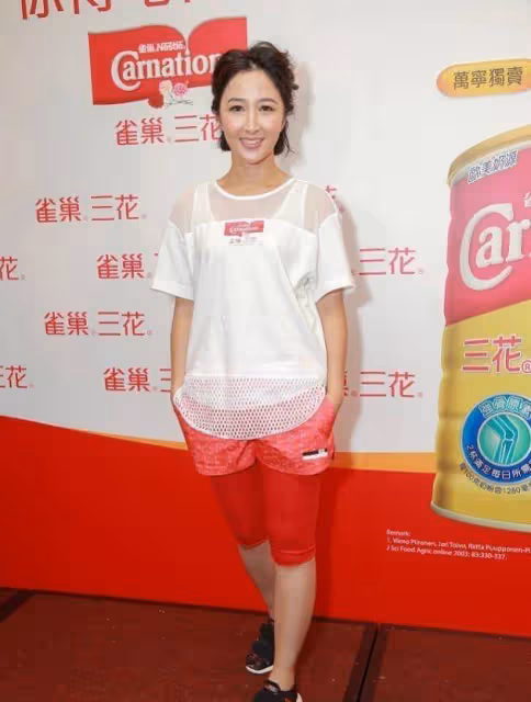 張家輝妻子很會吸引眼球，把騎行褲穿在短褲裡面，雖顯矮卻挺時髦
