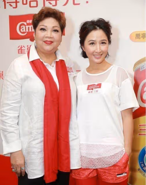 張家輝妻子很會吸引眼球，把騎行褲穿在短褲裡面，雖顯矮卻挺時髦