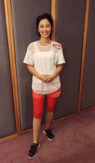 張家輝妻子很會吸引眼球，把騎行褲穿在短褲裡面，雖顯矮卻挺時髦