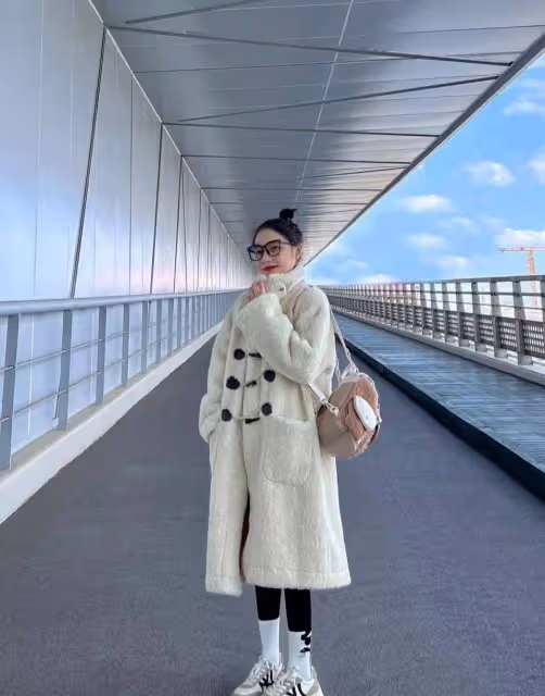 大衣失寵了，今年流行的「羊羔毛外套」洋氣顯瘦，配打底褲都好看