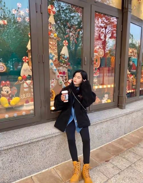 大衣失寵了，今年流行的「羊羔毛外套」洋氣顯瘦，配打底褲都好看