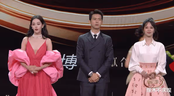 微博之夜尷尬同框:迪麗熱巴楊紫全程無交流,楊紫被嘲像小跟班