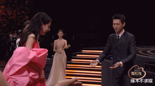 微博之夜尷尬同框:迪麗熱巴楊紫全程無交流,楊紫被嘲像小跟班