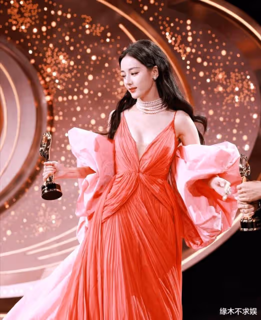 微博之夜尷尬同框:迪麗熱巴楊紫全程無交流,楊紫被嘲像小跟班