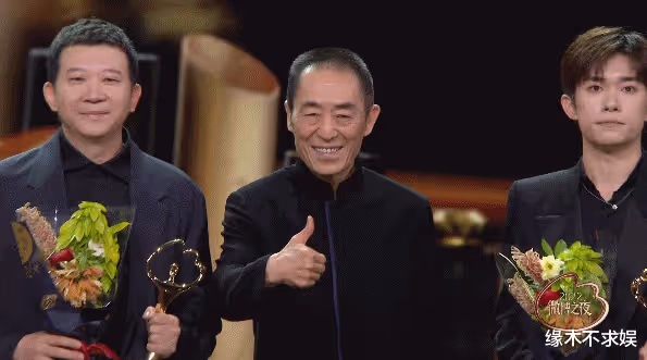 微博之夜尷尬同框:迪麗熱巴楊紫全程無交流,楊紫被嘲像小跟班
