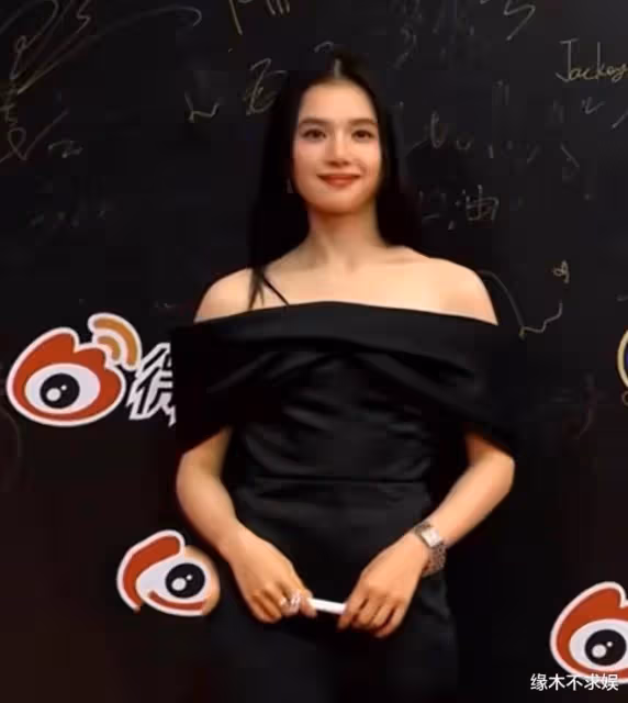 微博之夜尷尬同框:迪麗熱巴楊紫全程無交流,楊紫被嘲像小跟班