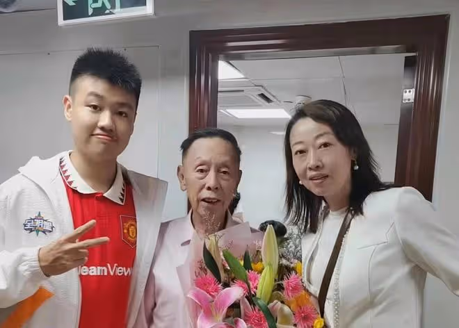 相聲大師辦從藝70周年晚會,陳堅雄遺孀攜子捧場,16歲兒子像亡父
