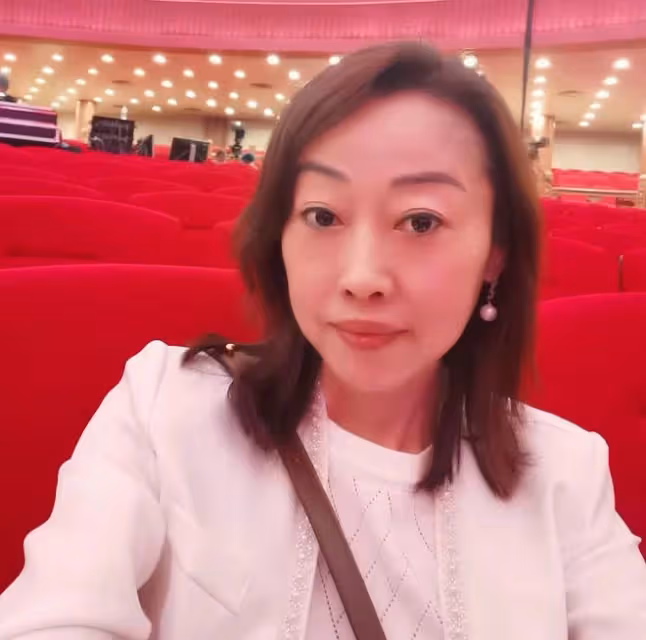 相聲大師辦從藝70周年晚會,陳堅雄遺孀攜子捧場,16歲兒子像亡父