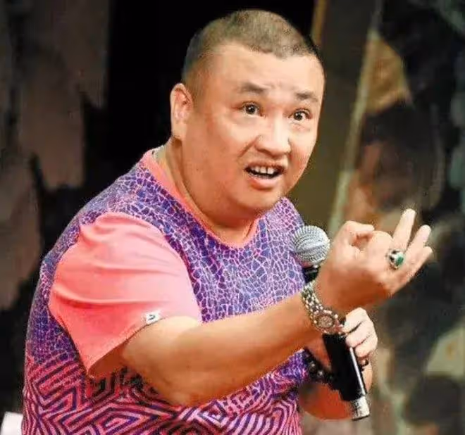 相聲大師辦從藝70周年晚會,陳堅雄遺孀攜子捧場,16歲兒子像亡父