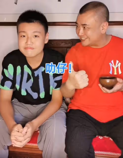 相聲大師辦從藝70周年晚會,陳堅雄遺孀攜子捧場,16歲兒子像亡父