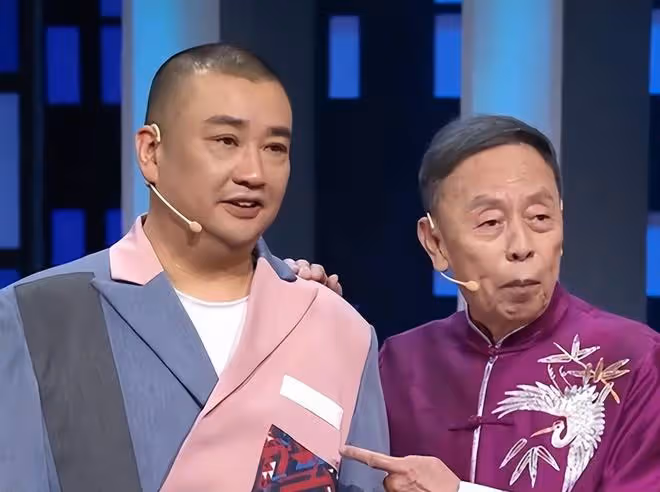 相聲大師辦從藝70周年晚會,陳堅雄遺孀攜子捧場,16歲兒子像亡父
