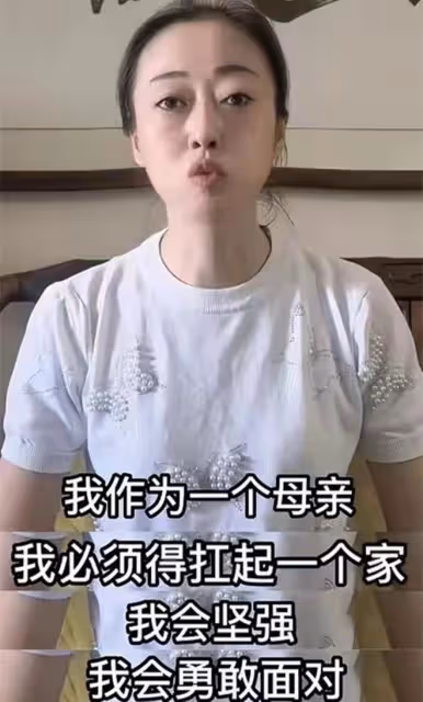 相聲大師辦從藝70周年晚會,陳堅雄遺孀攜子捧場,16歲兒子像亡父