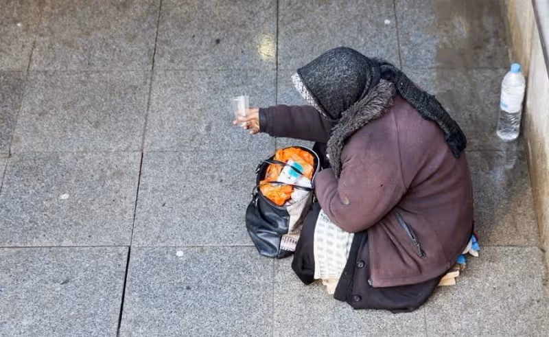 母親是乞丐,參加兒子婚禮遭有錢親家,冷嘲熱諷老闆跑來免單,才知身份不一般!