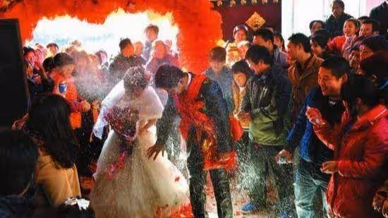我娶了個啞巴被全村人嘲笑,老婆給我一封信,我一夜之間變富翁!