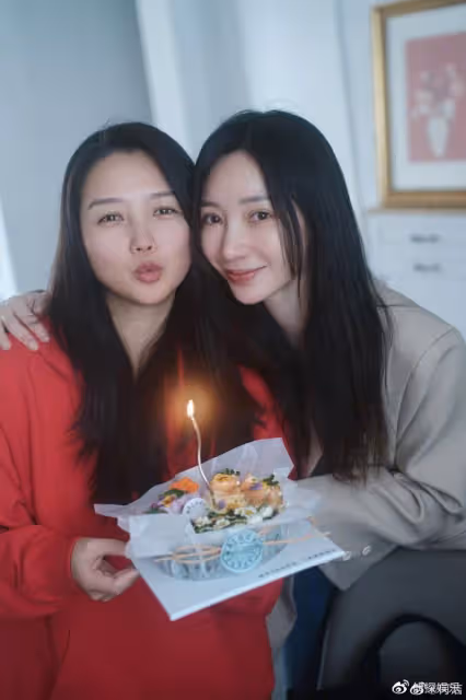 何潔慶祝37歲生日,收刁磊禮物高調秀恩愛,夫妻同框越來越幸福